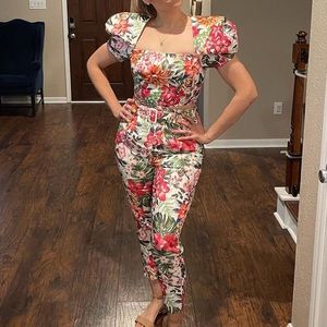 High waisted pants and puffy sleeve crop